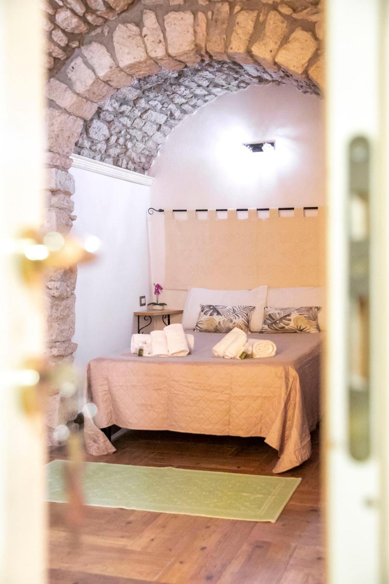 La Torre Del Pozzo Guest House بوسا المظهر الخارجي الصورة