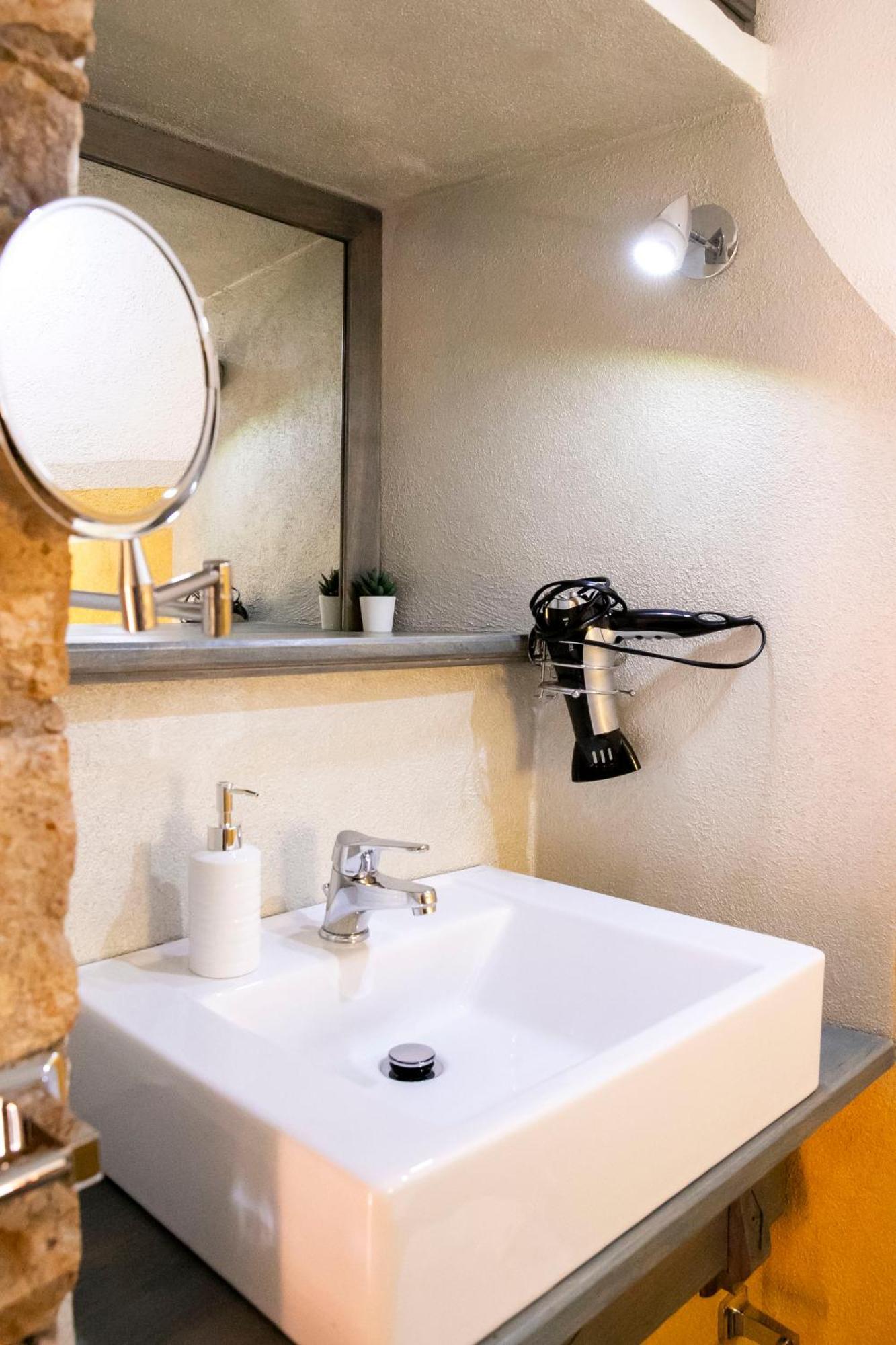 La Torre Del Pozzo Guest House بوسا المظهر الخارجي الصورة