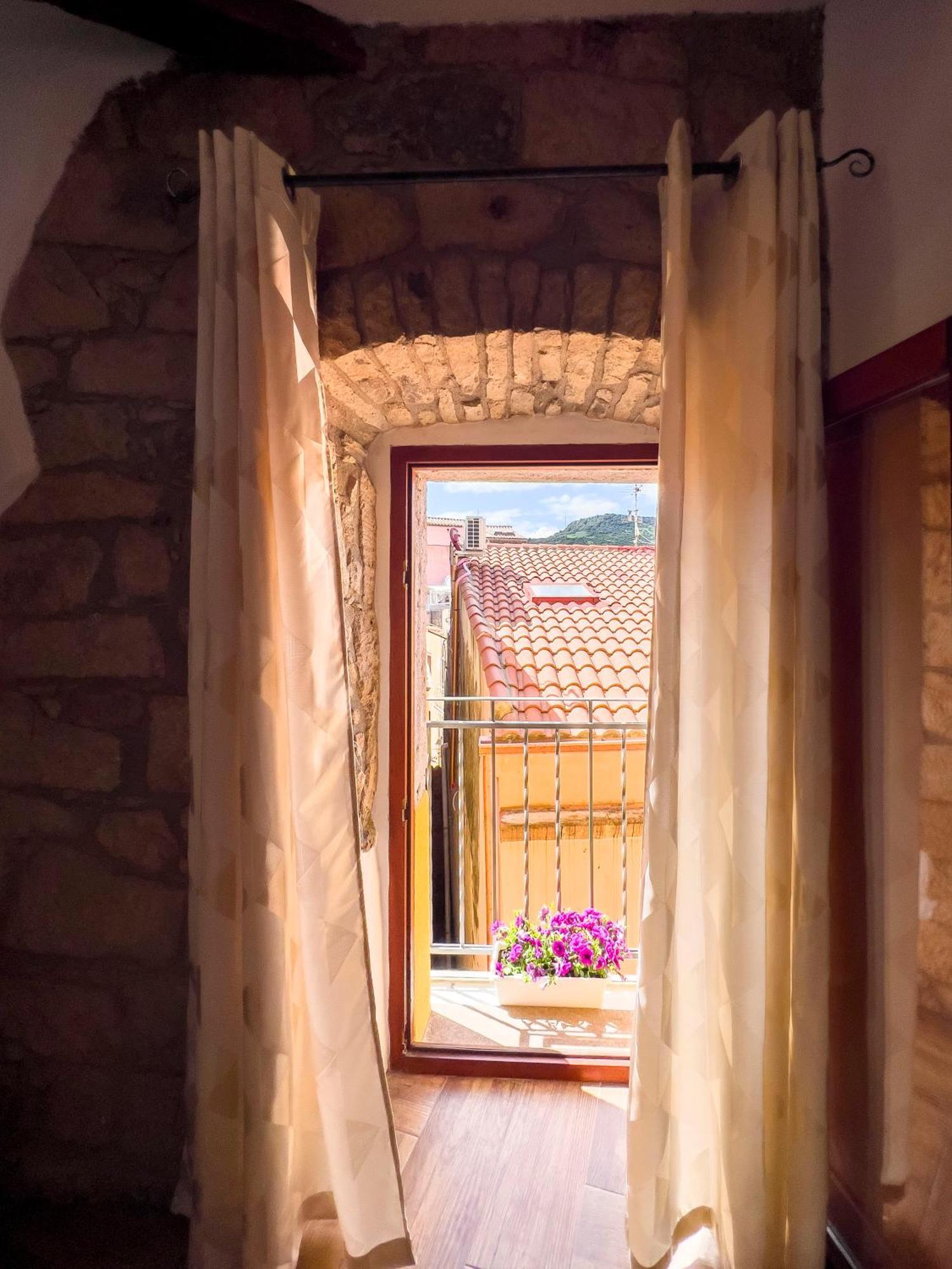 La Torre Del Pozzo Guest House بوسا المظهر الخارجي الصورة