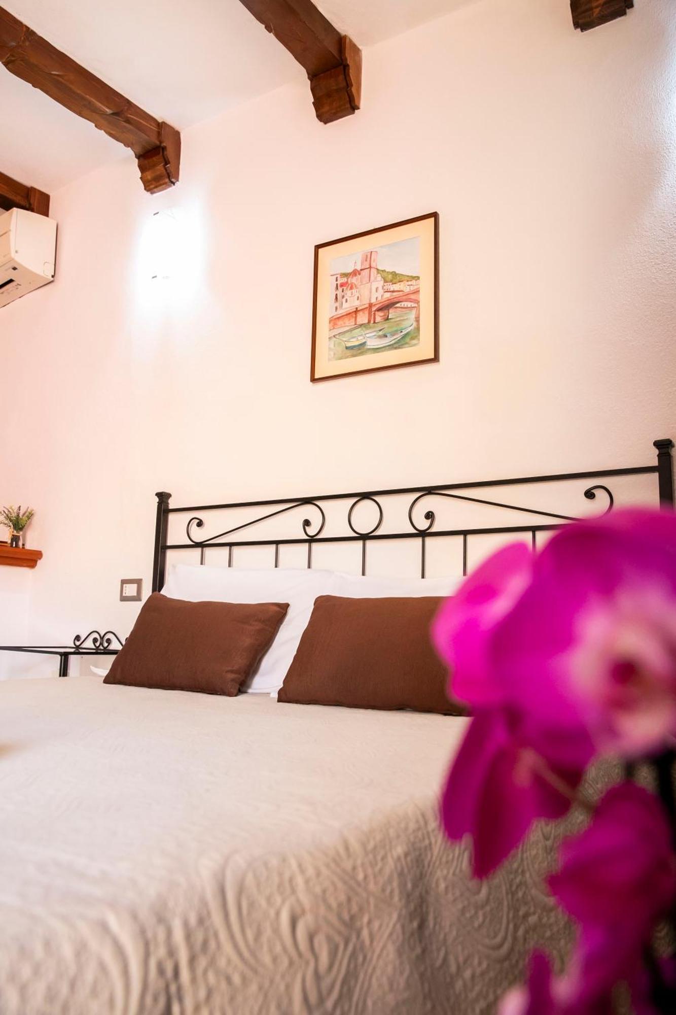 La Torre Del Pozzo Guest House بوسا المظهر الخارجي الصورة