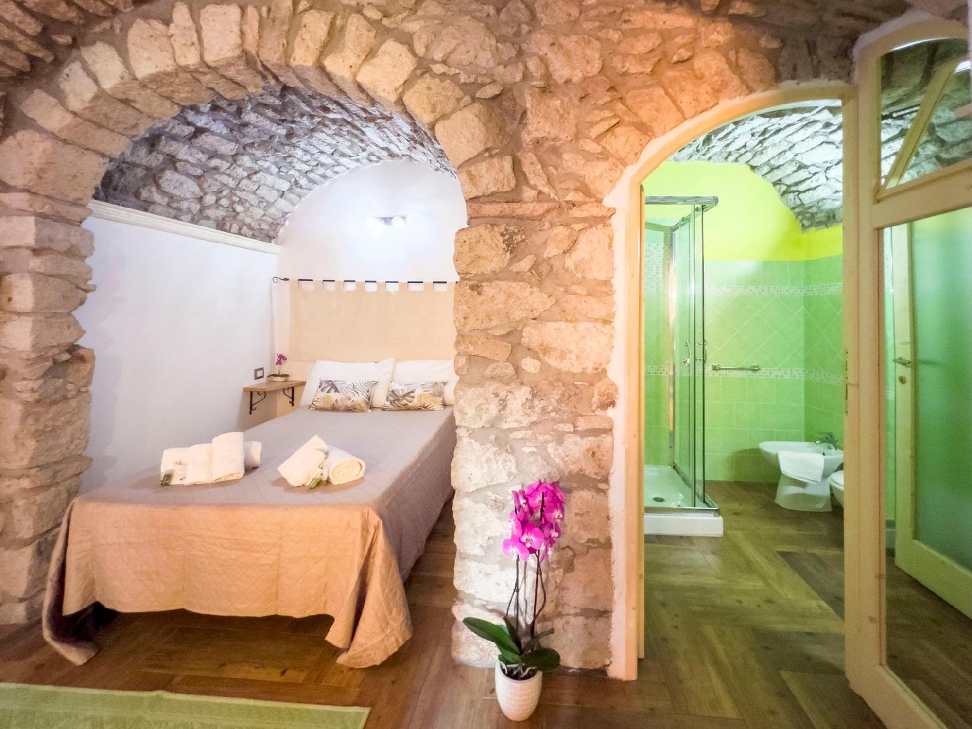 La Torre Del Pozzo Guest House بوسا المظهر الخارجي الصورة