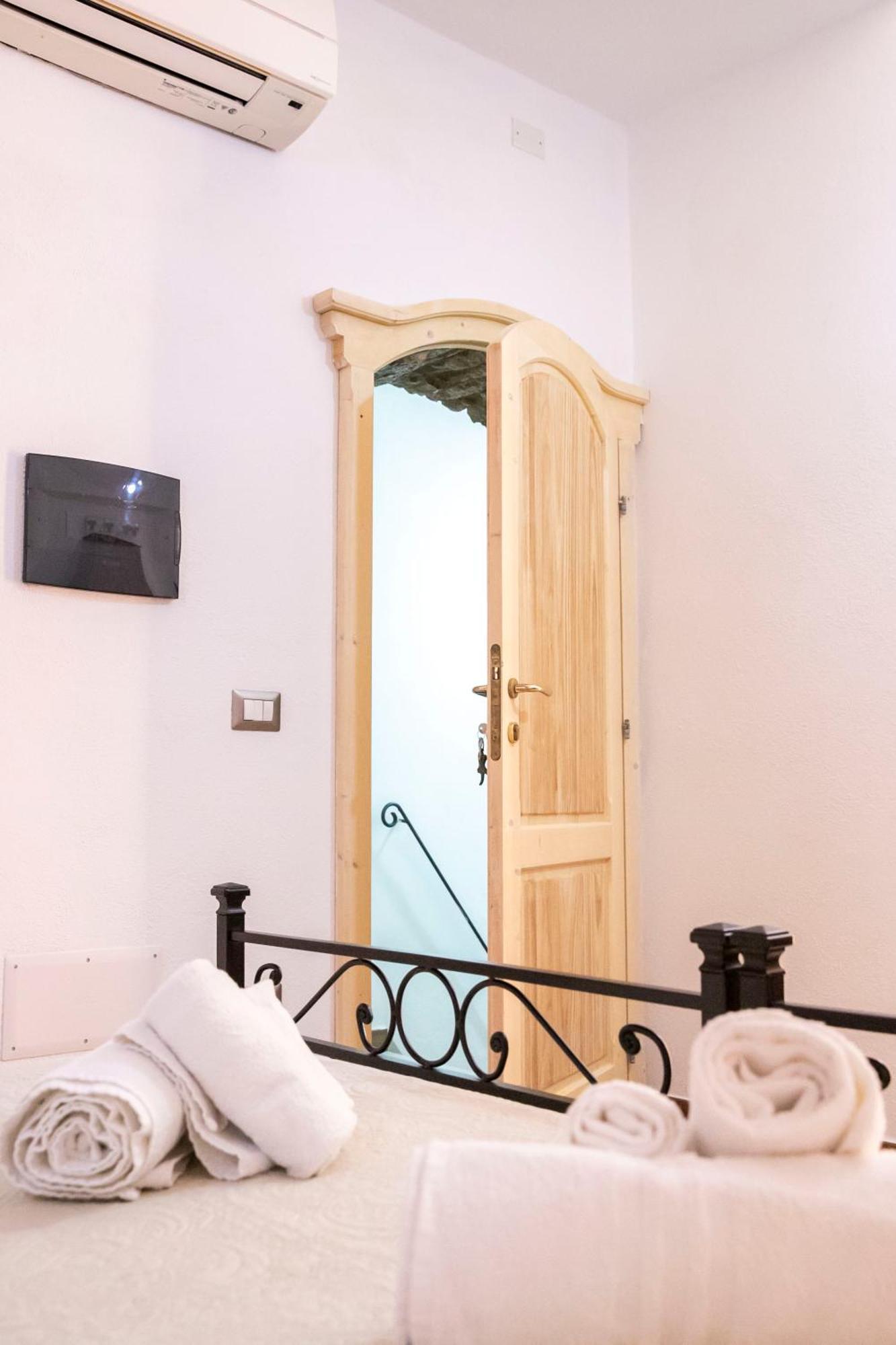 La Torre Del Pozzo Guest House بوسا المظهر الخارجي الصورة