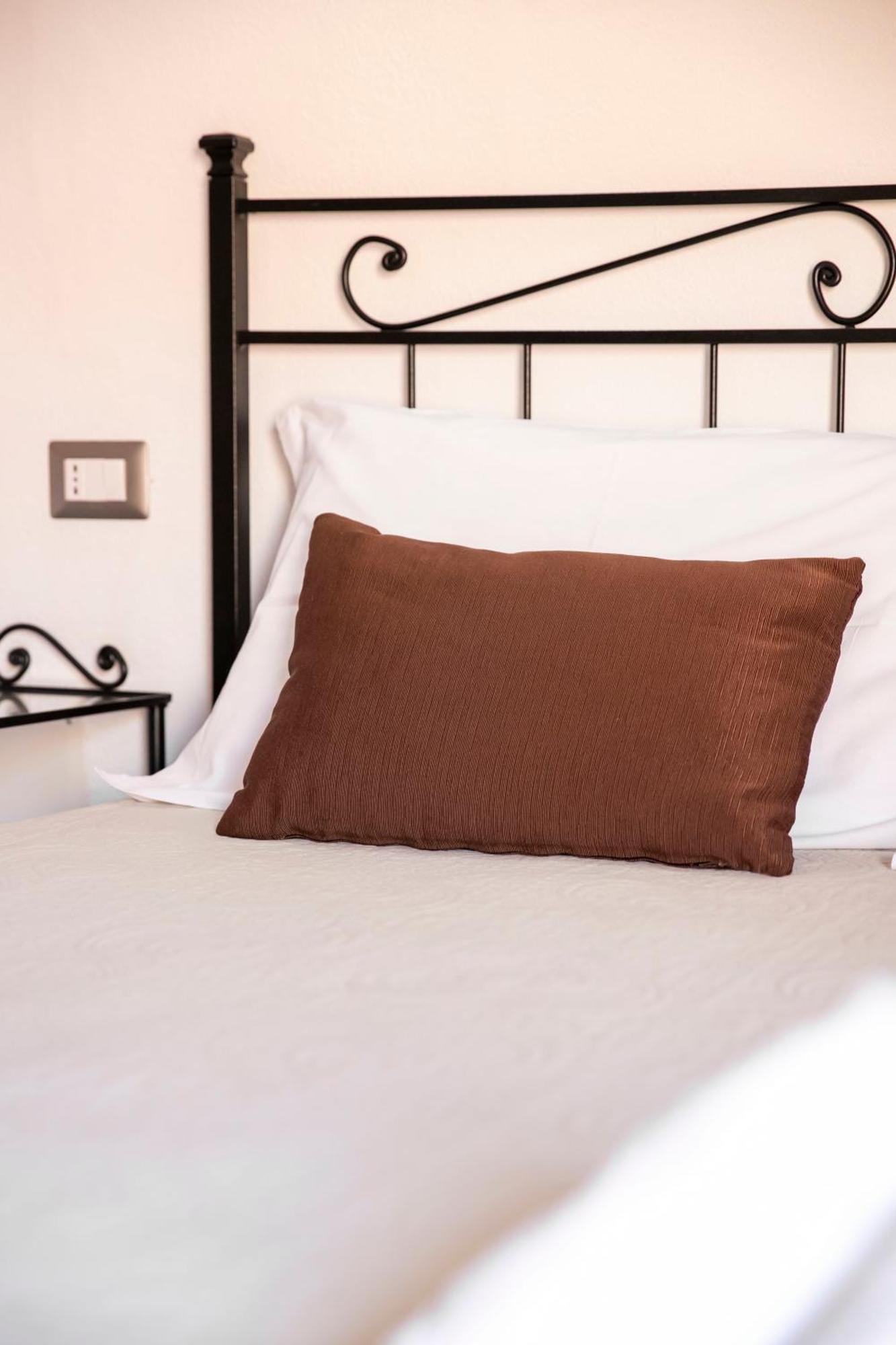 La Torre Del Pozzo Guest House بوسا المظهر الخارجي الصورة